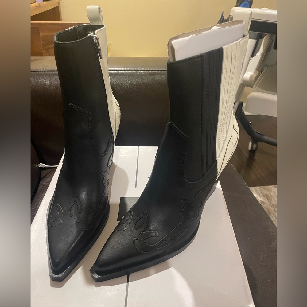 DOLCE VITA NEVER WORN COWBOY BOOTIE